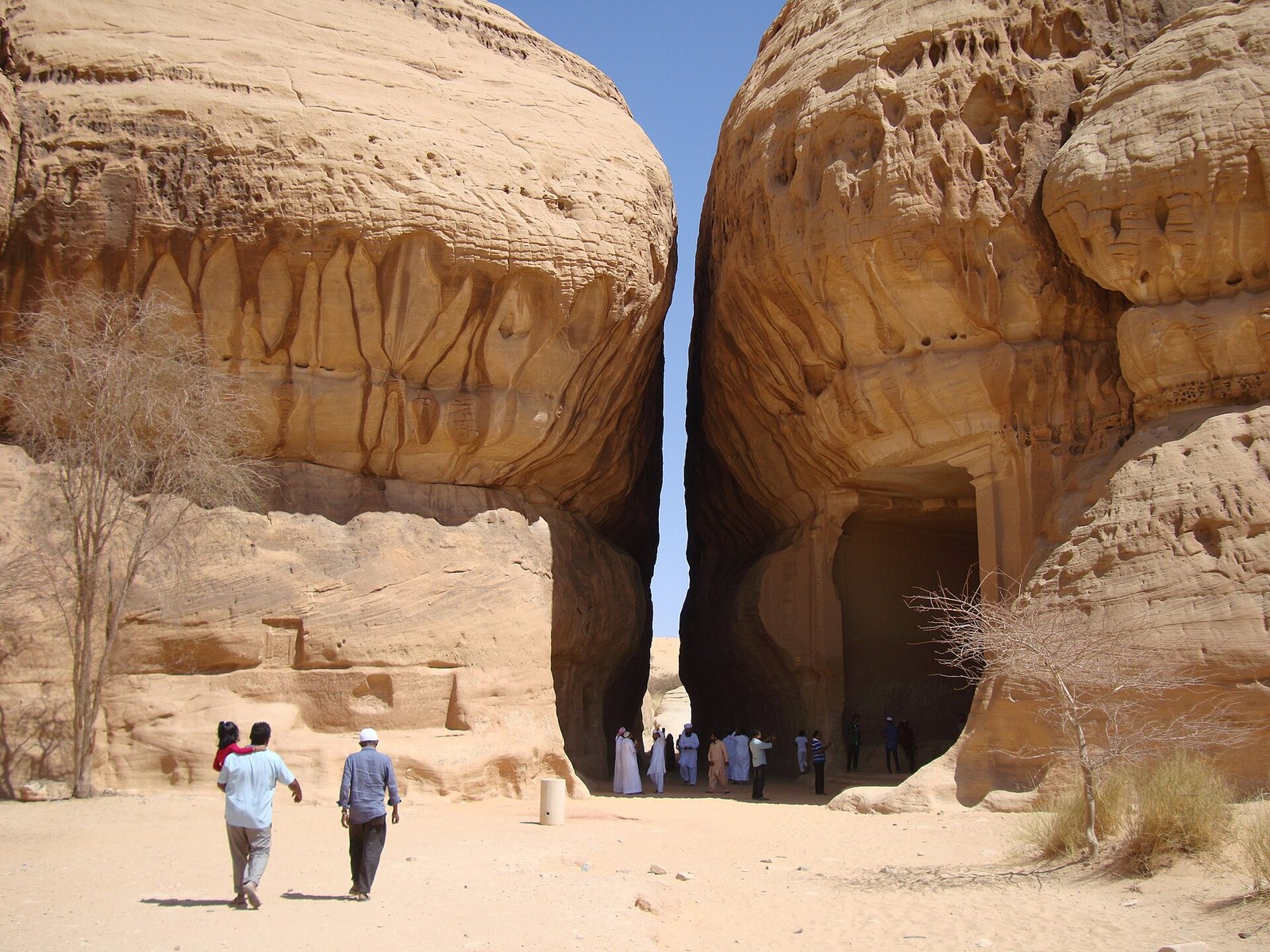 واجهة مدفن نبطي منحوت في الحجر بالعلا