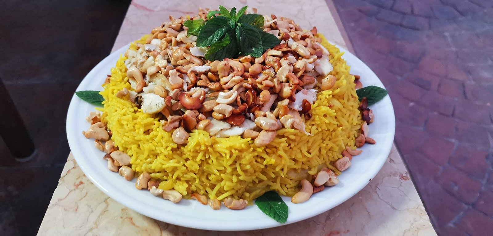 طبق كبسة سعودية بالأرز واللحم والمكسرات