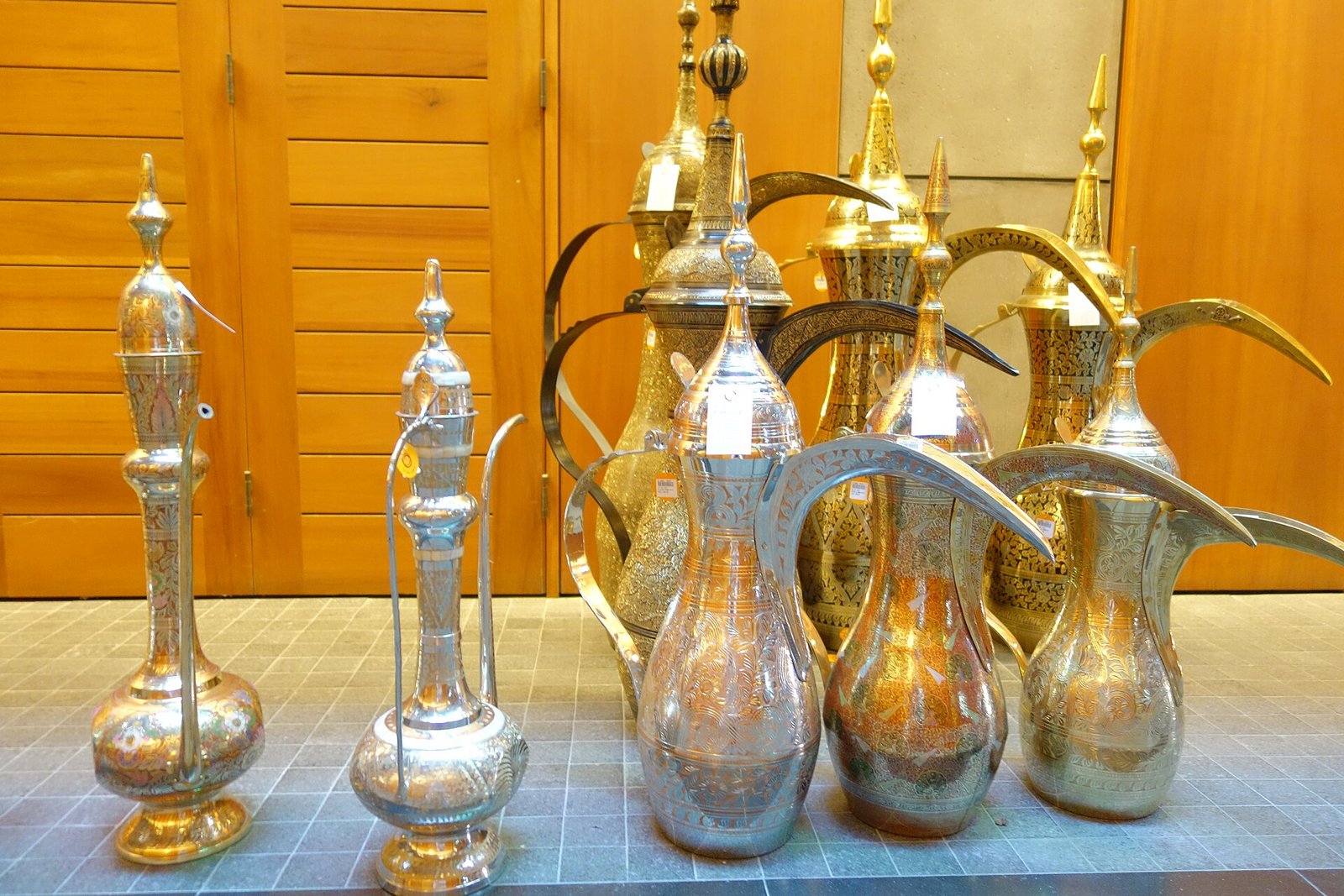 دلة قهوة عربية سعودية مع فناجين