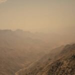 تكلفة رحلة برية من الرياض إلى أبها لأربعة أشخاص: تفصيل كل ريال سلسلة جبال السروات في منطقة عسير جنوب غرب السعودية