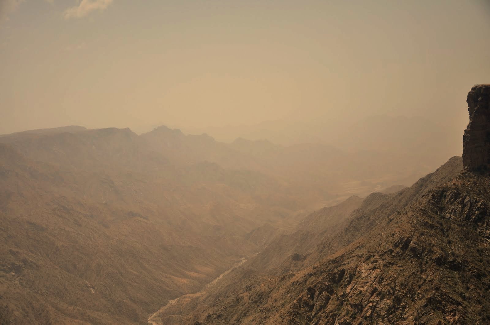 تكلفة رحلة برية من الرياض إلى أبها لأربعة أشخاص: تفصيل كل ريال سلسلة جبال السروات في منطقة عسير جنوب غرب السعودية