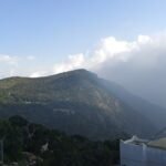 منظر من أعلى جبل السودة في أبها وسط الضباب