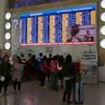 أرخص وقت لحجز تذاكر الطيران — ولماذا لا تنفعك النصائح العالمية departures-board