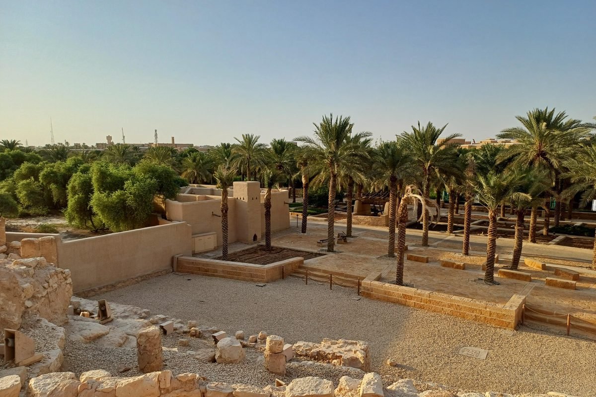 ممر بين المباني الطينية والنخيل في الدرعية التاريخية