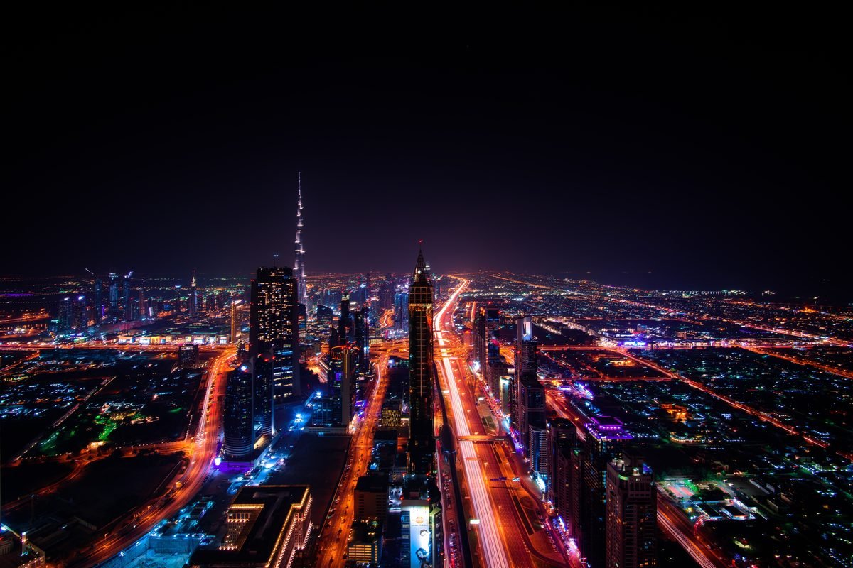 أفق دبي ليلًا بأضواء الأبراج وحركة الطرق
