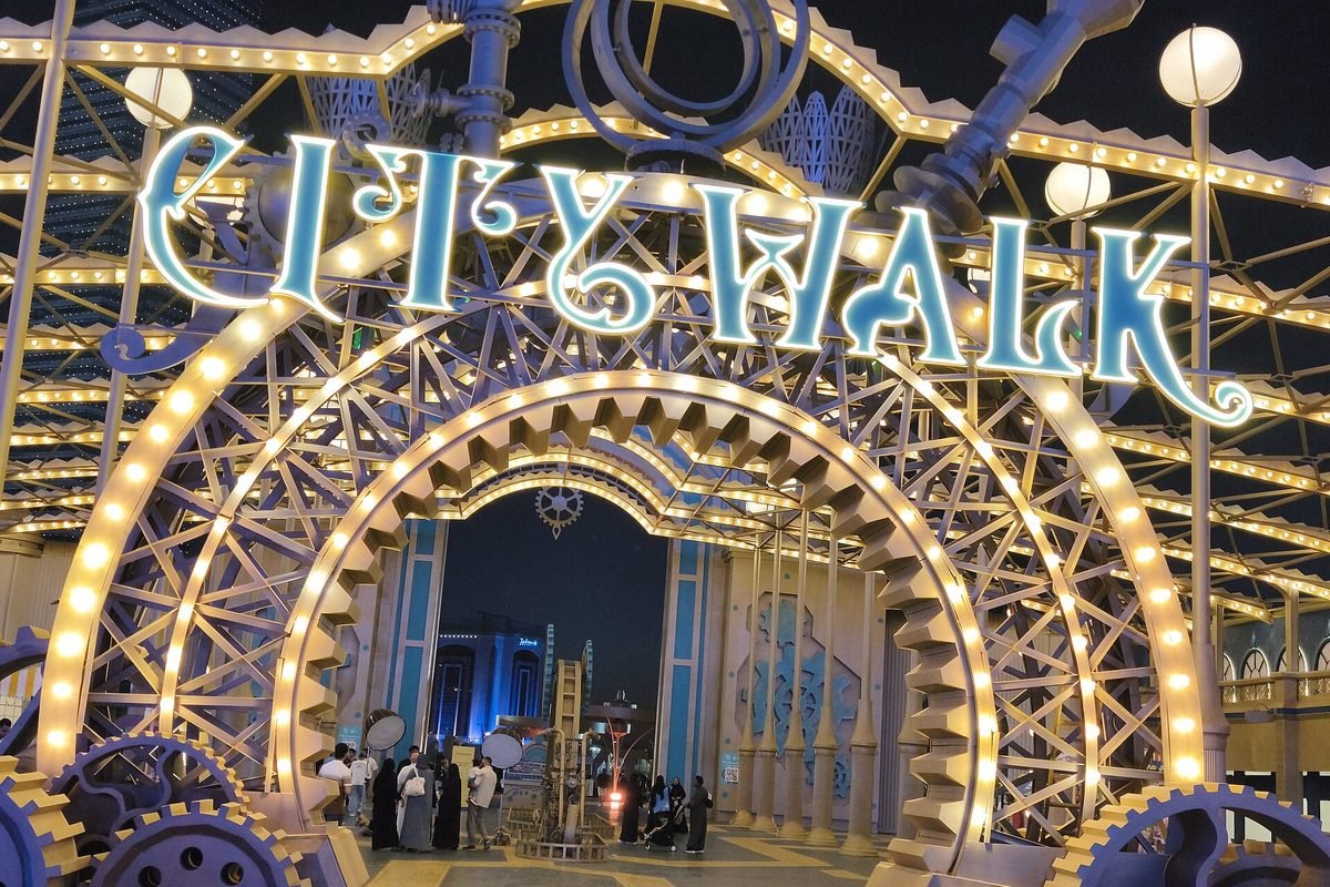 ممشى ترفيهي مضاء في جدة ليلًا