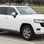 لاندكروزر أم باترول 2026؟ مقارنة الأسعار والمحركات فئة مقابل فئة في السعودية land-cruiser-2026-side