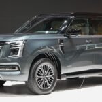 نيسان باترول 2026 في السعودية: أسعار الفئات الإحدى عشرة من SE إلى NISMO — محرك 3.8 أم 3.5 تيربو؟ patrol-2026-front