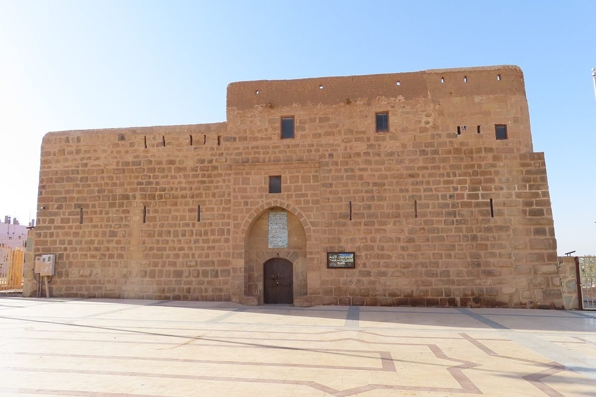 قلعة تبوك التاريخية بجدرانها الحجرية وسط المدينة